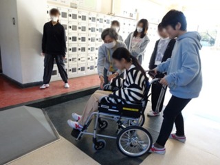 2024-1119車いす5年1.JPG