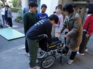 2024-1119車いす5年2.JPG